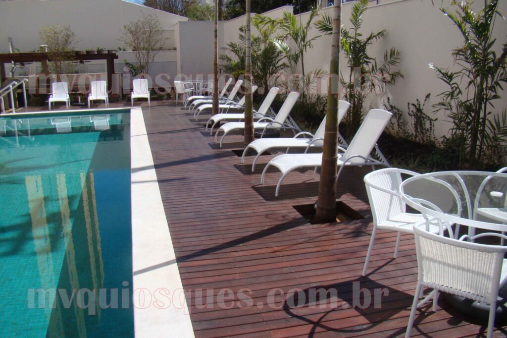 Decks de madeira para piscinas: beleza natural e proteção. Nossos decks de madeira tratada são projetados para resistir às condições climáticas adversas, oferecendo uma superfície segura e antiderrapante ao redor da piscina. Aproveite a beleza e a durabilidade da madeira.